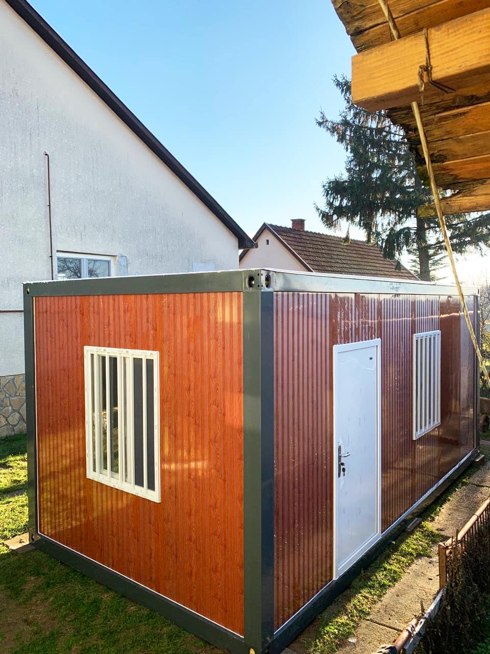 Irodakonténer otthonra Irodakonténer otthoni home office-ként a kertben