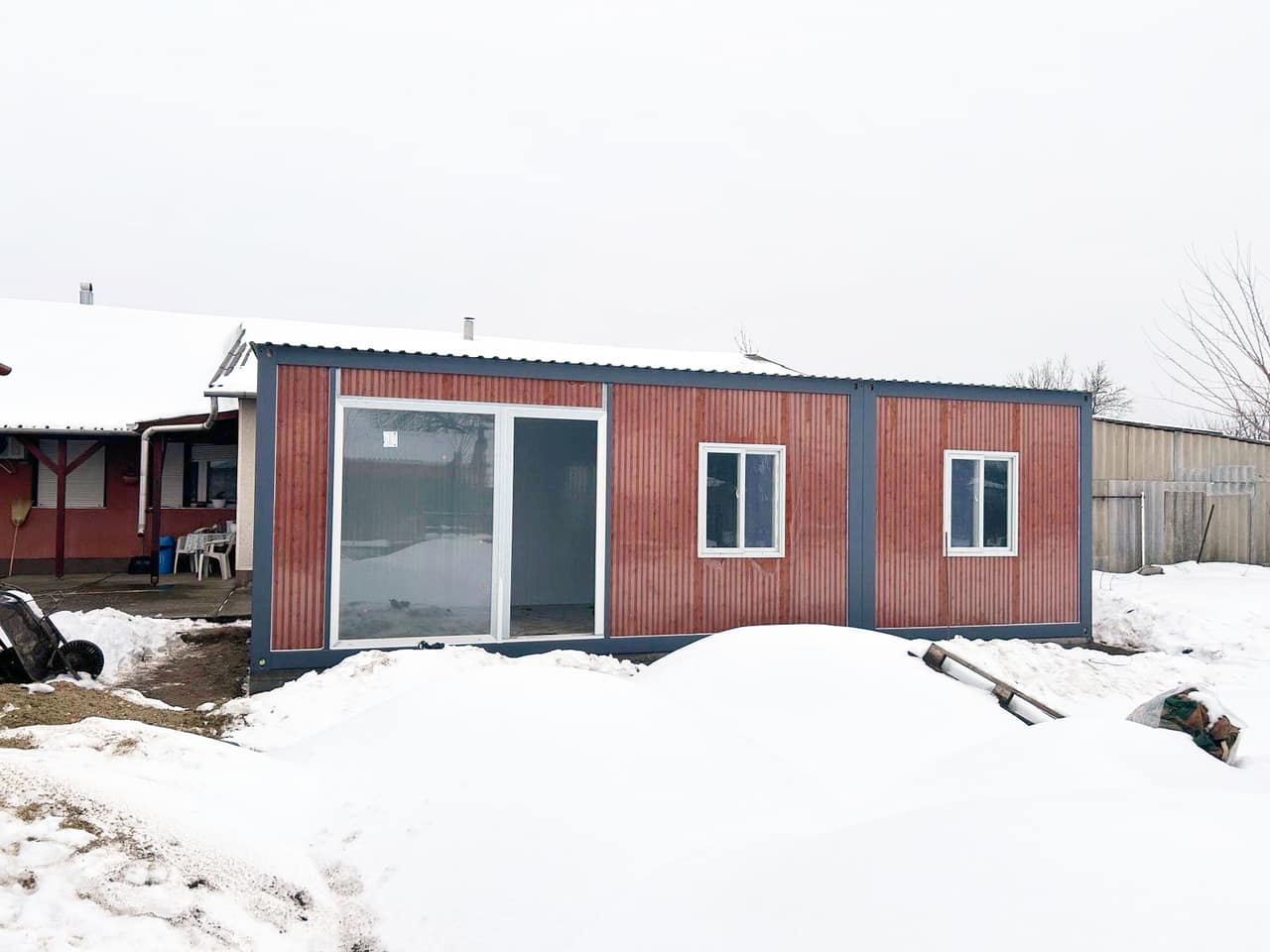 Irodakonténer tárgyaló Irodakonténer tárgyalóként berendezve