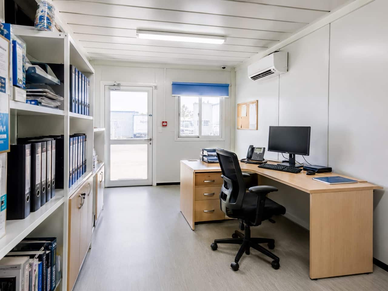 Tiszta egyszemélyes iroda polcokkal - home office vagy kerti iroda