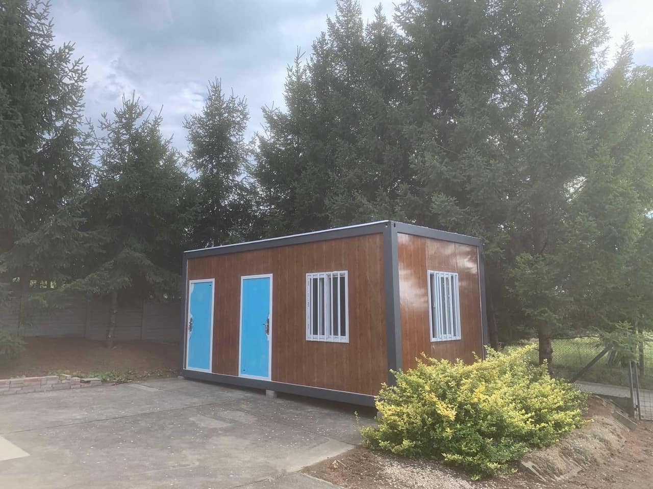 Helyszínen összerakott konténerház Konténerház helyszínen összerakva, telepítés befejezve
