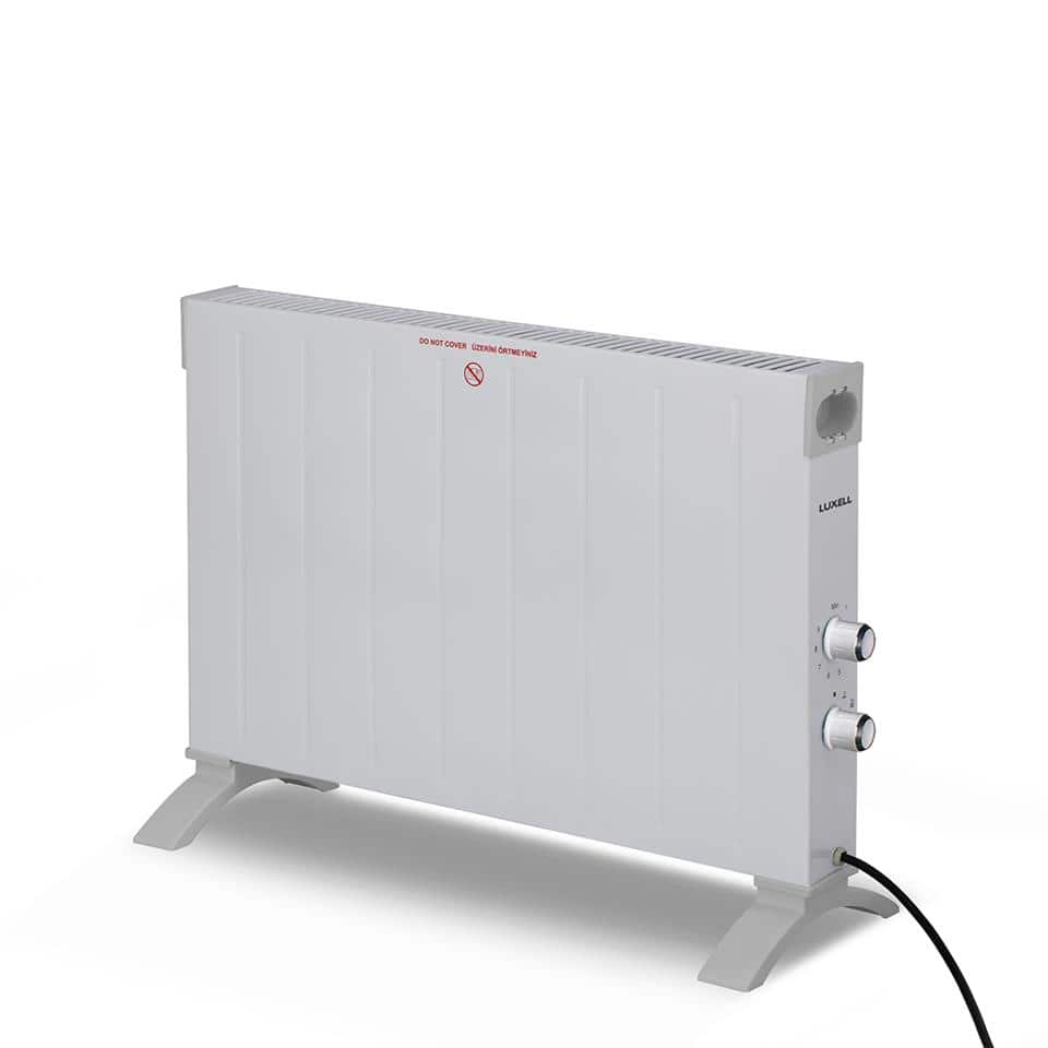 Fehér 2500 W-os konvektoros hősugárzó álló lábakon, oldalról fotózva