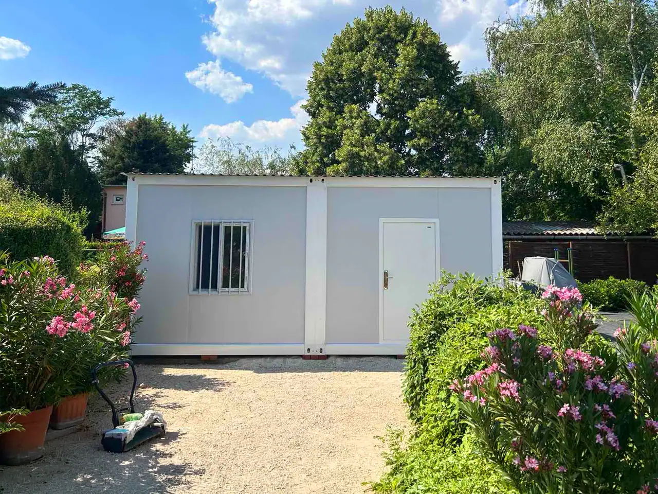 18 m²-es fehér irodakonténer